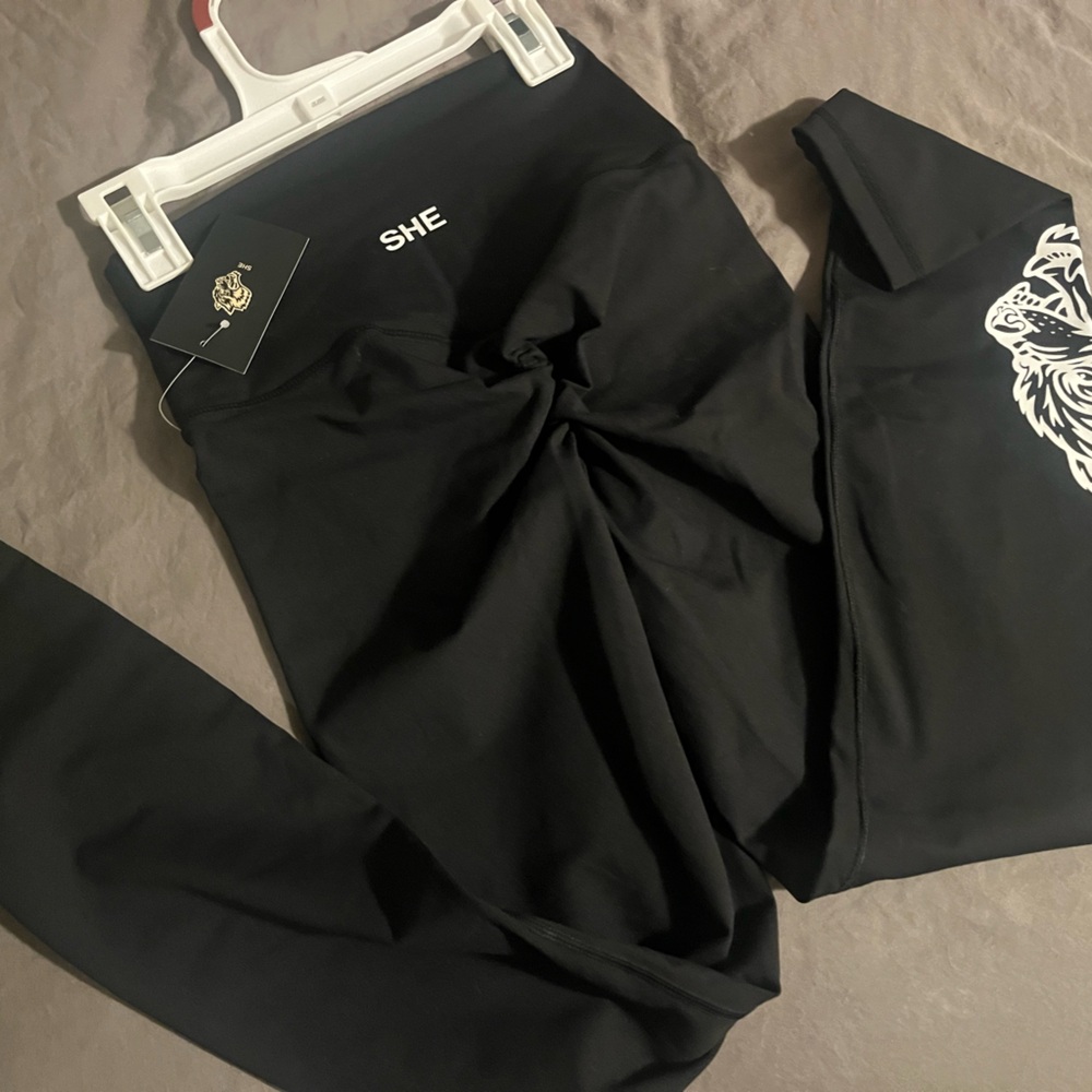 Brand NWT leggings scrunch butt